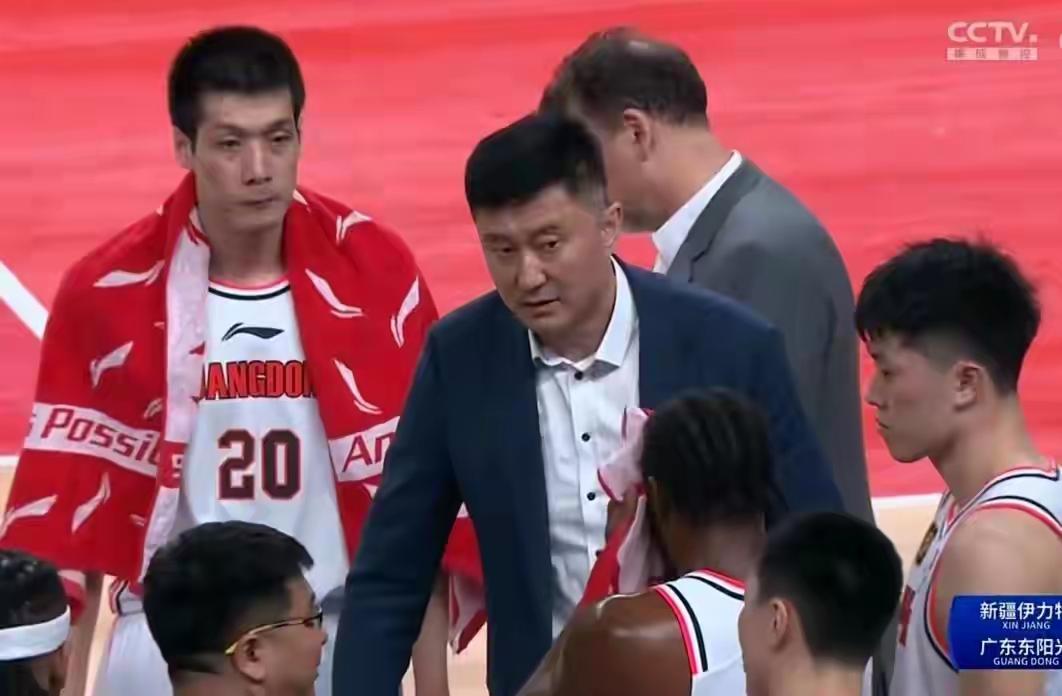 对于中国篮协限制地区cba球队数量的话题，赞成的球迷认为，应该争取逐步推广到每个