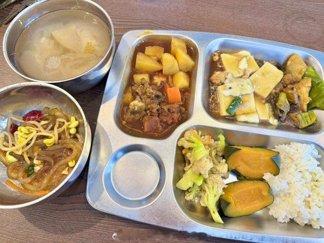今天中午食堂吃可好了给我一种过年的感觉[笑cry][笑cry][笑cry]土豆炖