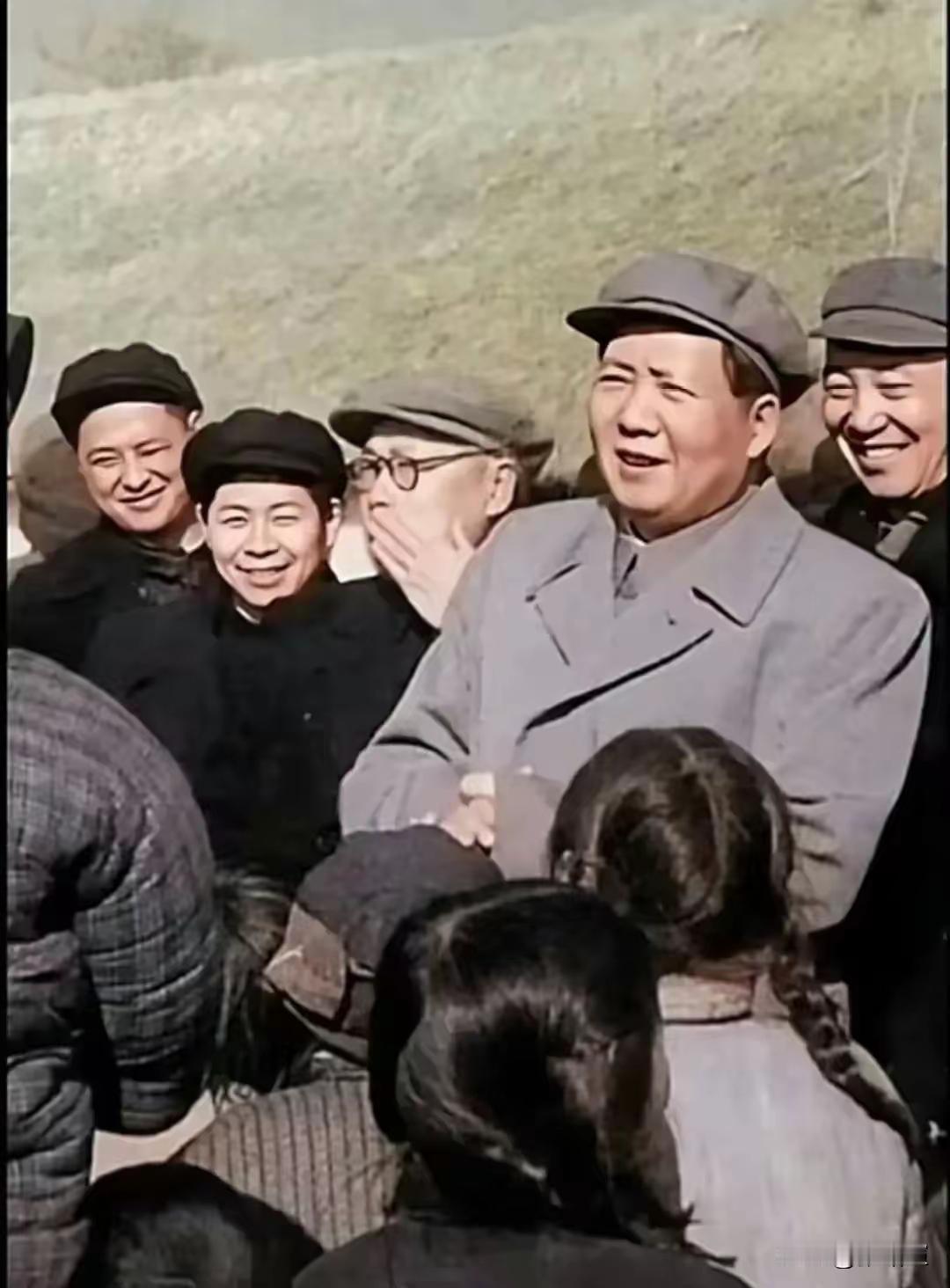 身居高位却毫无架子，走到群众中间，永远像家人一般亲切
 
世间地位越高的人，越容