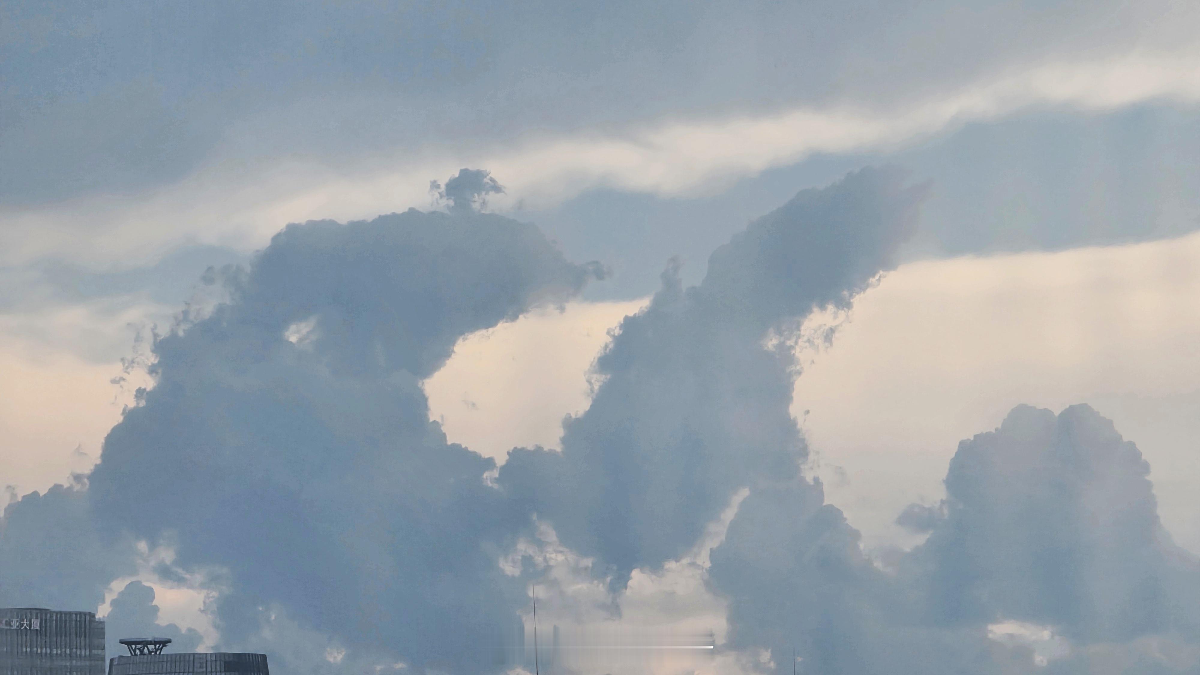 西边这云，跟滔天巨浪似的☁️ 