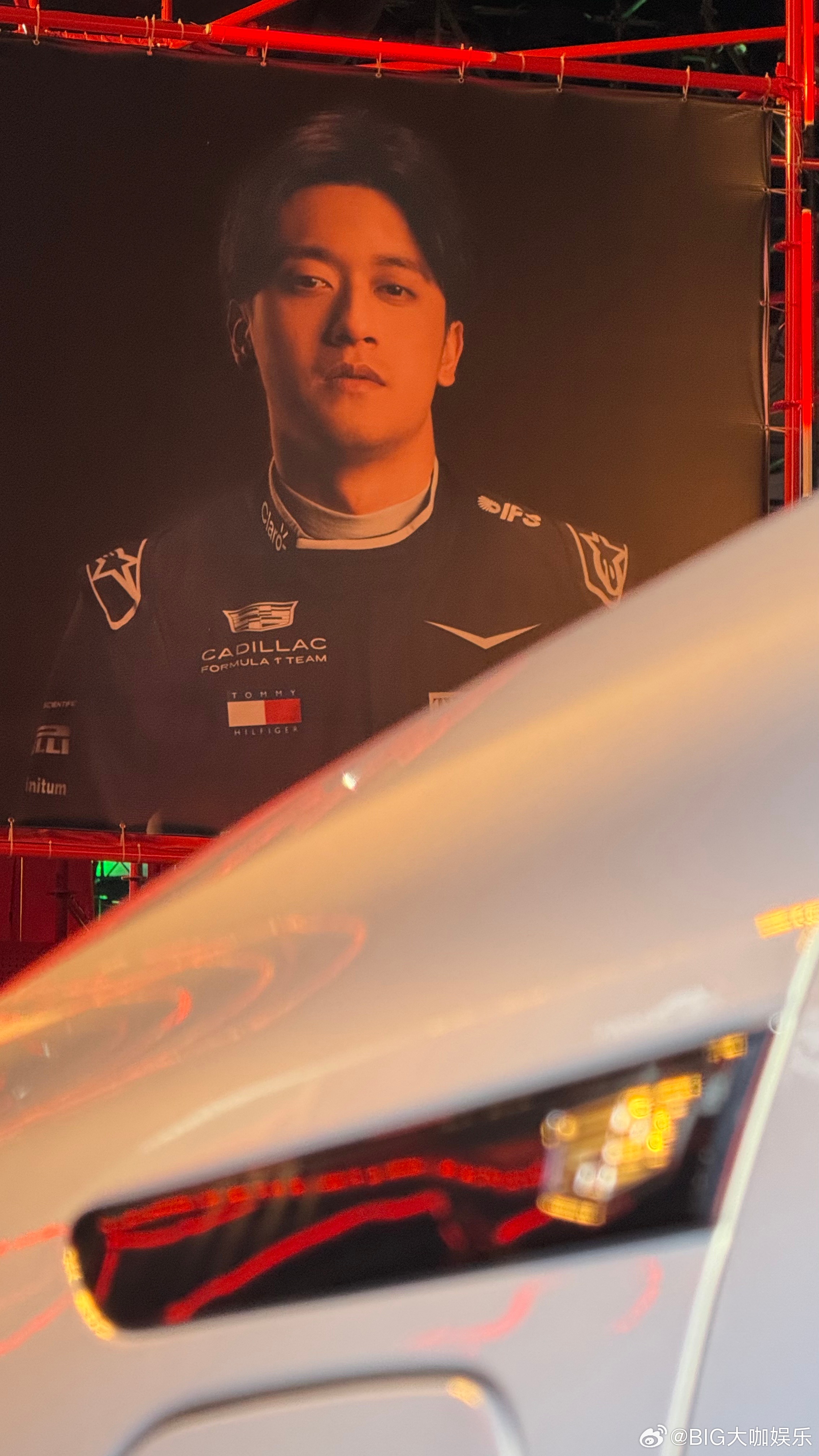 上海为周冠宇把中国骄傲写在夜空 不只是赛场伙伴，更是荣耀同行者！凯迪拉克签约周冠