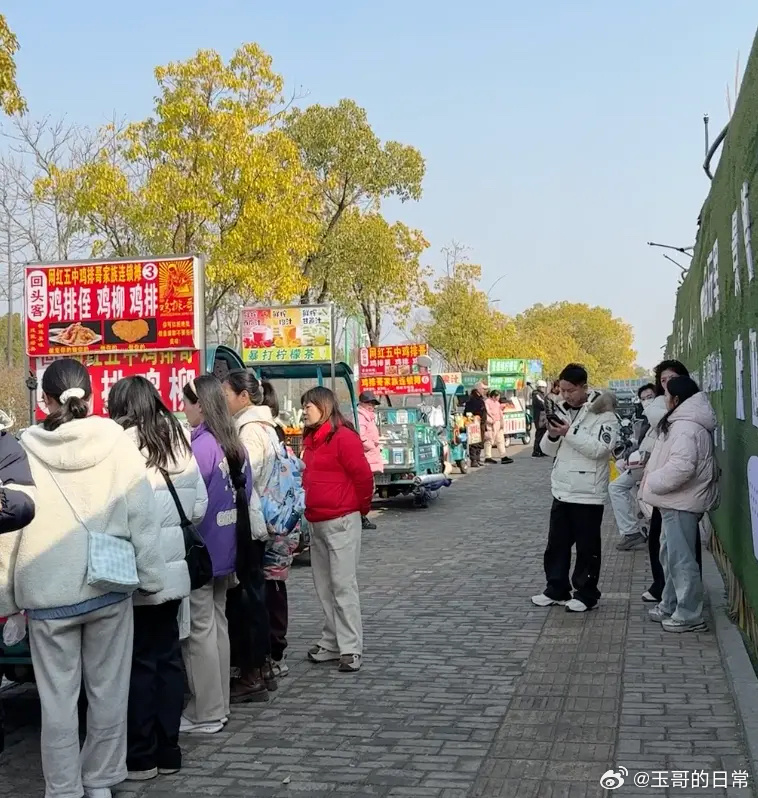 流量退去后的鸡排哥与网红街2026年初春，景德镇街头寒意未消。没有外出“巡炸”的