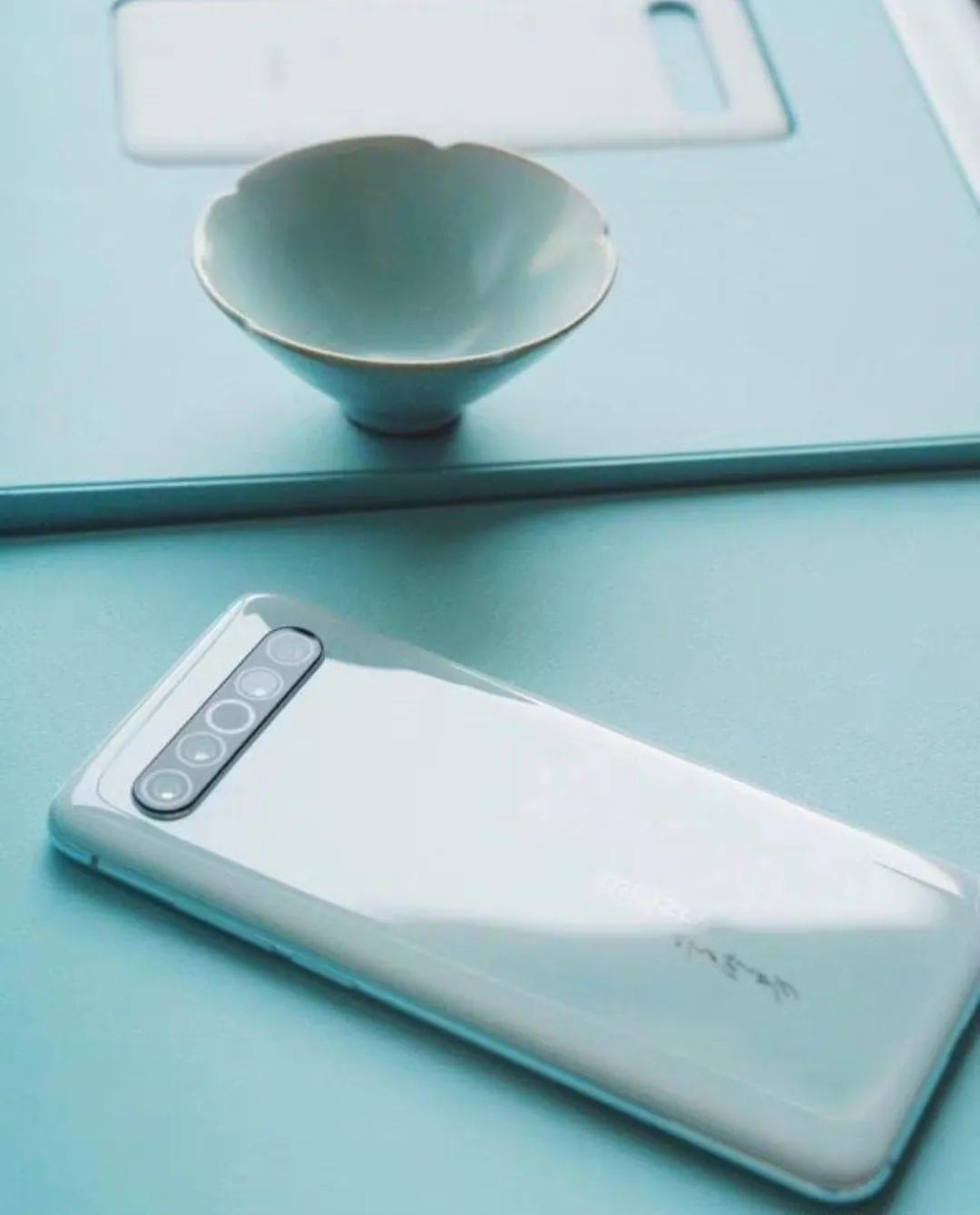 魅族的flyme小窗，至今都没有人可以超越，查找手机也是强的一批，以致有一段时间