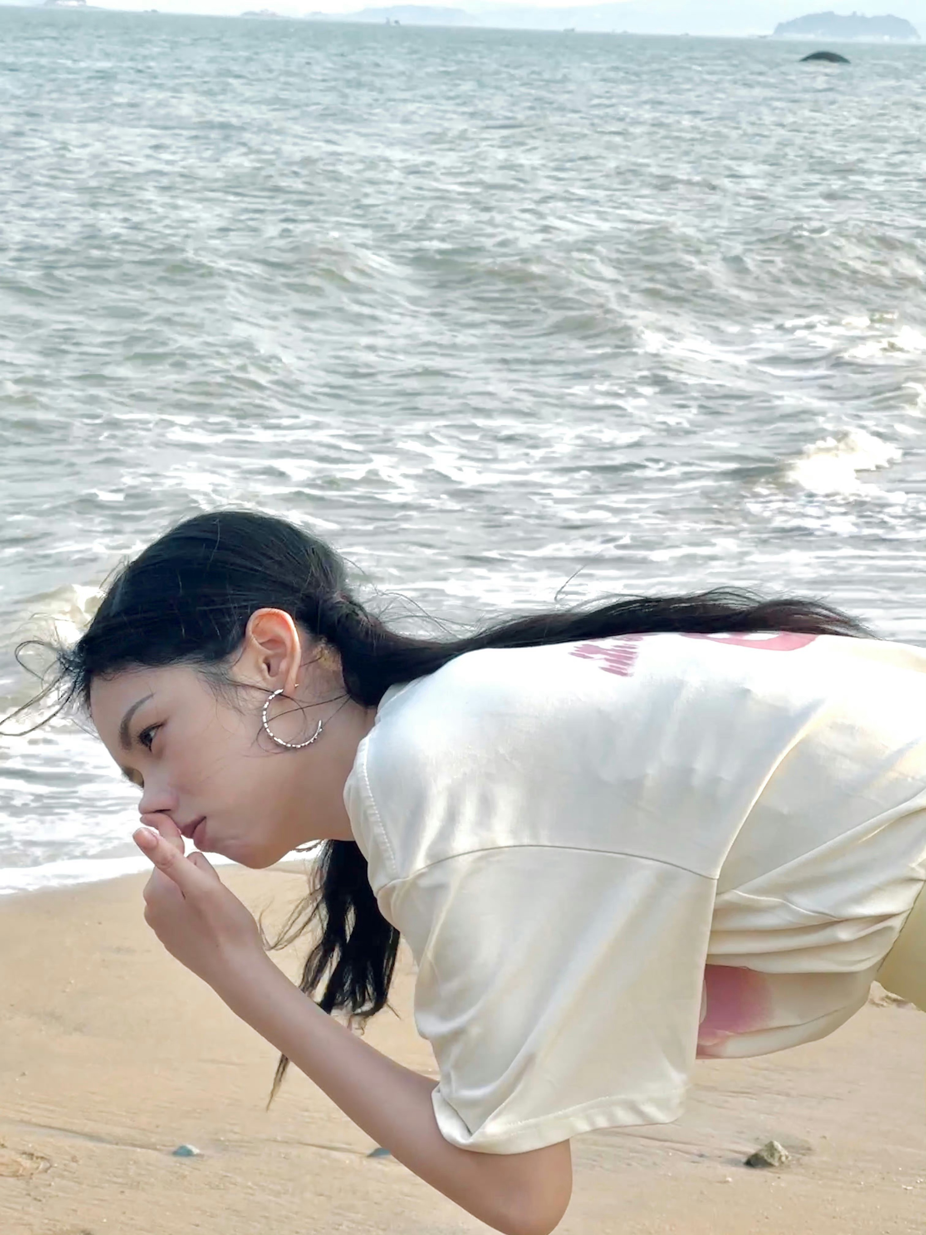 被周也治愈的每个瞬间…好萌一只！会做猪鼻子，和耶耶合照，还是个喜欢大海的小女孩。