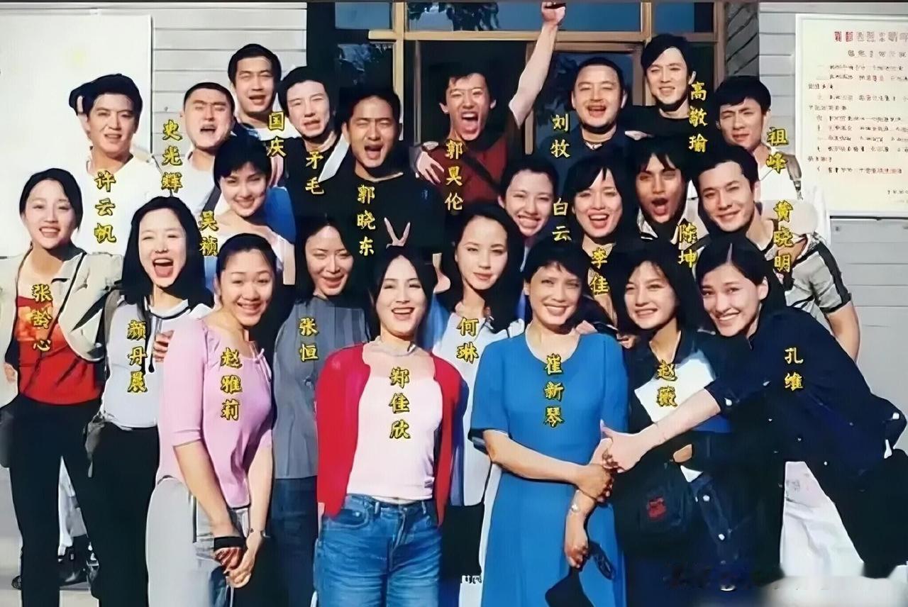 颜丹晨、张龄心、李佳、何琳等都是很多人熟悉的，但是长相最漂亮的颜丹晨却是班上默默
