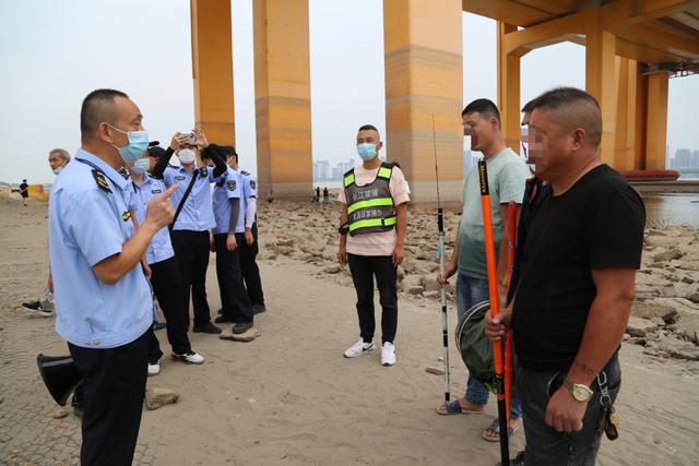 原神|武汉江边聚集上百人垂钓成网红打卡地：多名违规垂钓人员被查