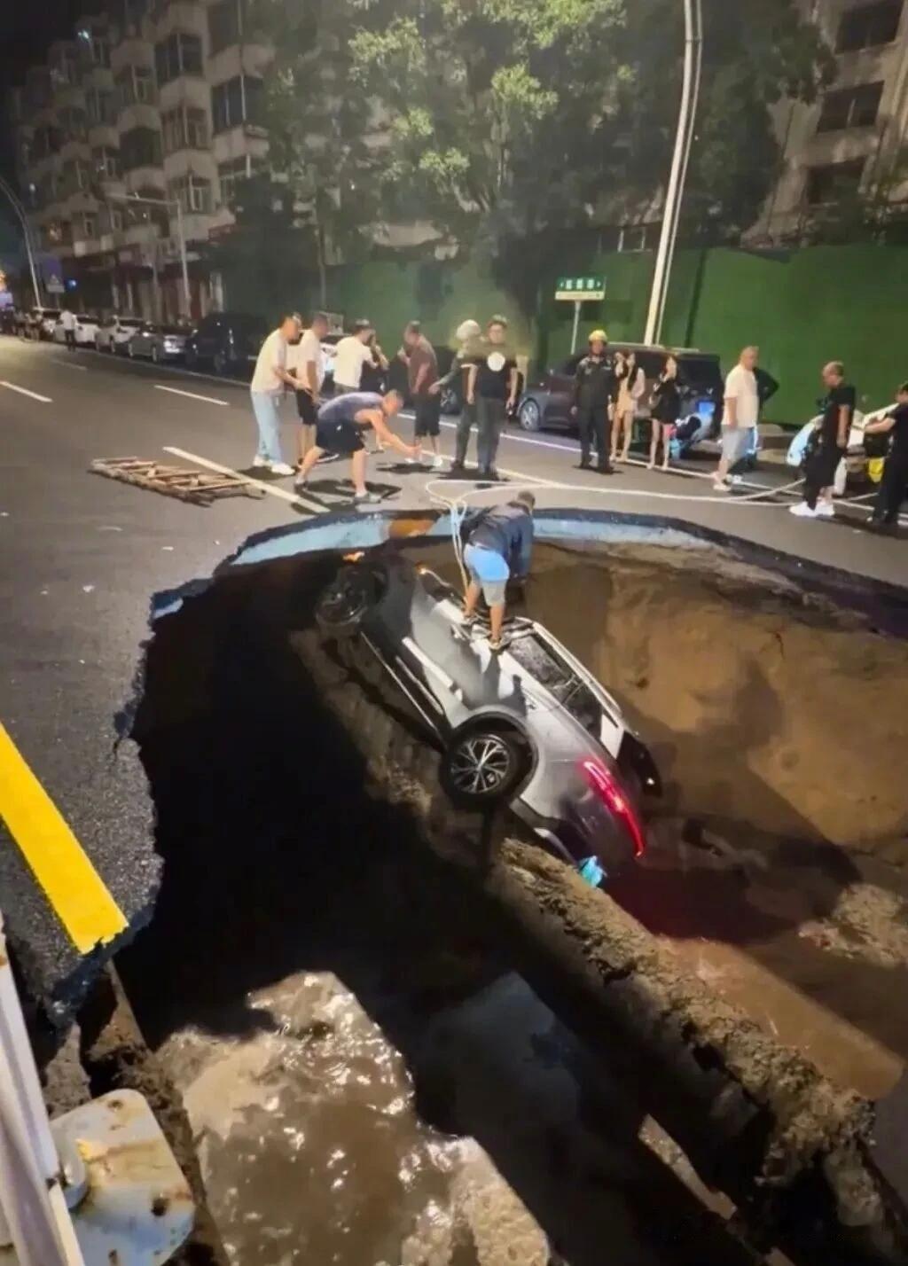 路面塌陷致3车坠落1人死亡，真的是老天惹的祸？
    7月10日晚上10点左右