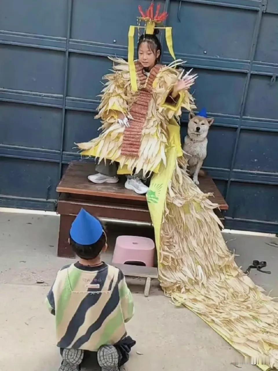 小女孩过了一把做女王的瘾，旺才在身边还挺配合的。