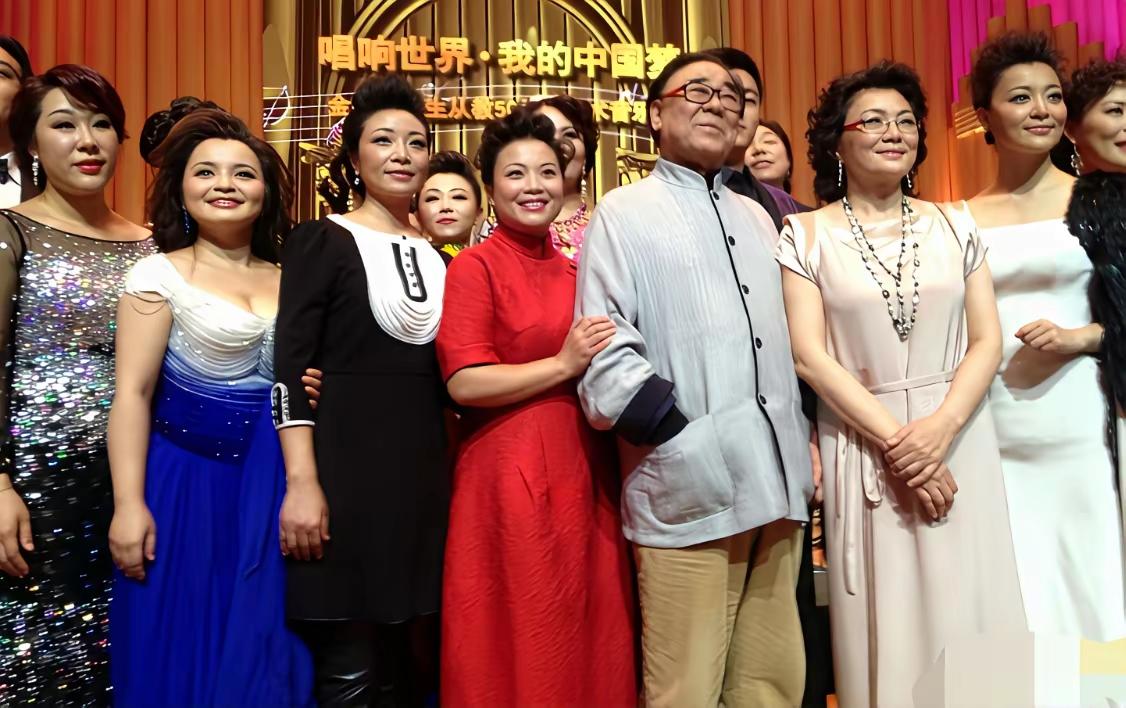 中国声乐界重要代表同框：

我认出了柳眉杏眼的女高音歌唱家吴碧霞，细眉飞扬的张也