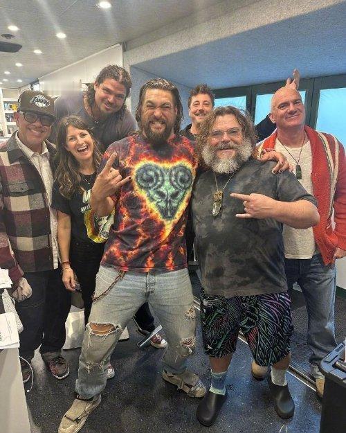 《#我的世界# 》真人电影杀青，都是方块的世界要来了！！！影片由杰森·莫玛领衔主