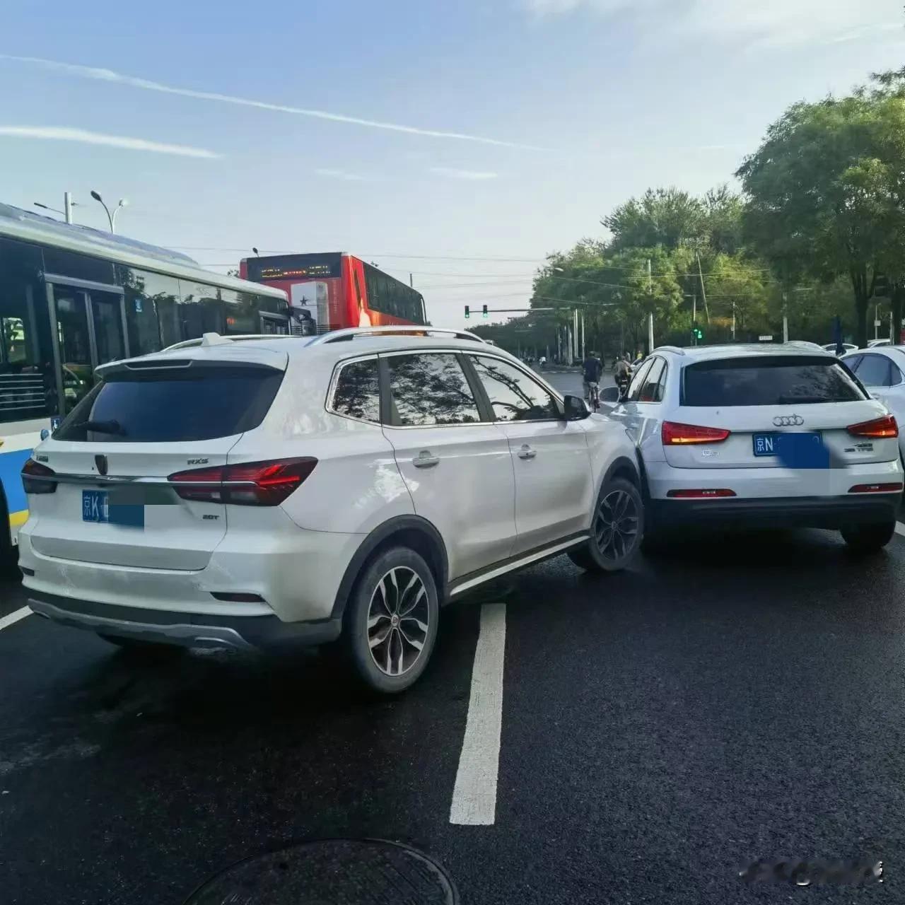 一大早
就有个事故
这两车，怎么判定责任