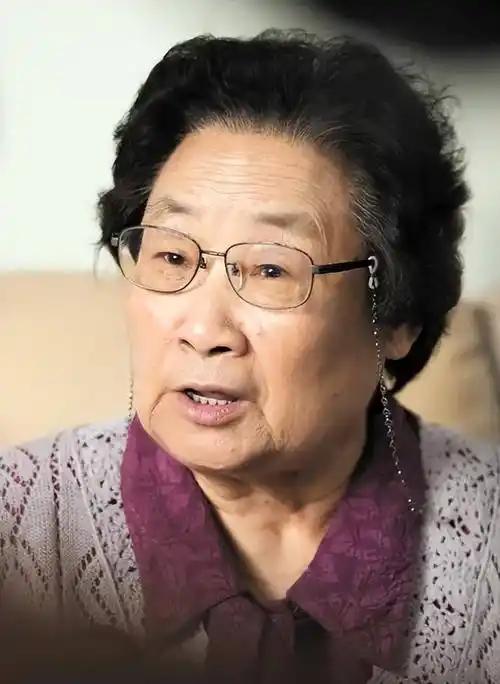 屠呦呦曾说：“要是身体抱恙了，甭管病症轻重，都别慌神，把控好情绪，规律进食，充足