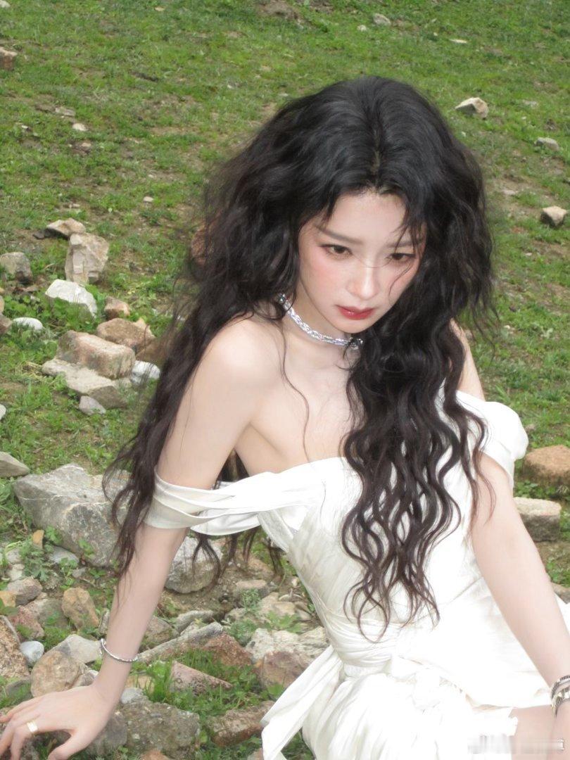 孙怡的裙子不会打结吗置身绿野山谷间，孙怡自在舒展的身姿宛若浑然天成的森林女王。一