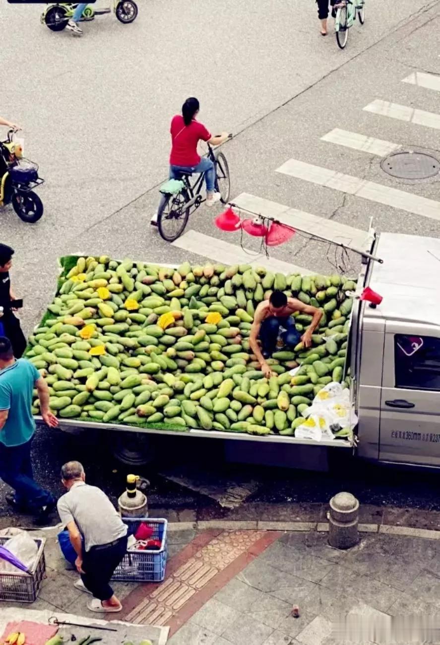 在路口摆摊，卖的真快。