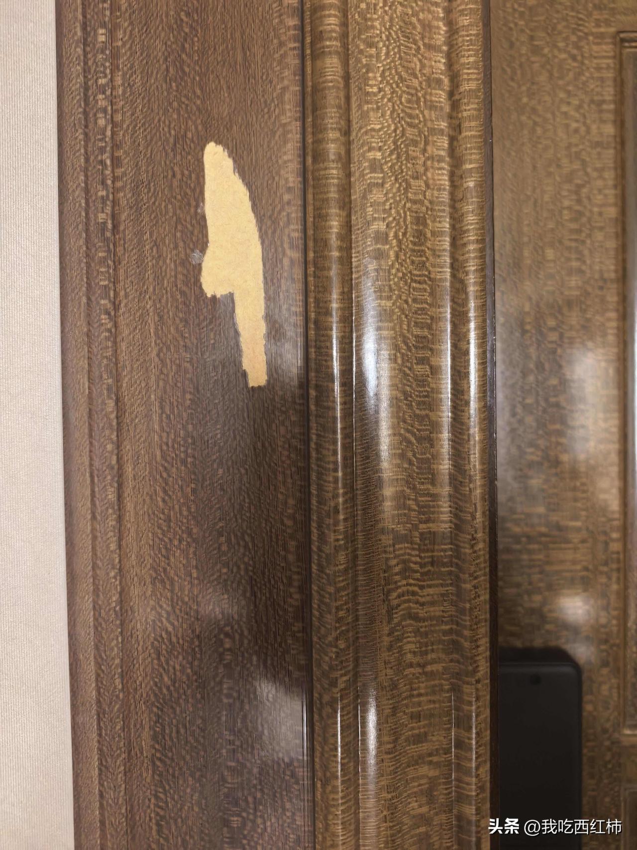 房子退租了 房东今天上门检查
租客在门框上粘了一个镜子盒 房东撕下来直接把门框皮