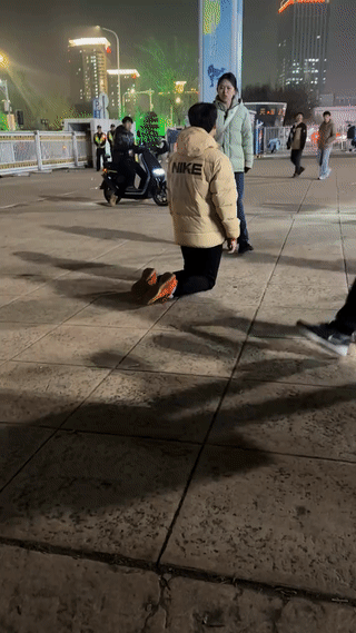 这是网友拍到的一幕。
真不知道该说些什么好！
有人可能会说:一个大男人跪天、跪地