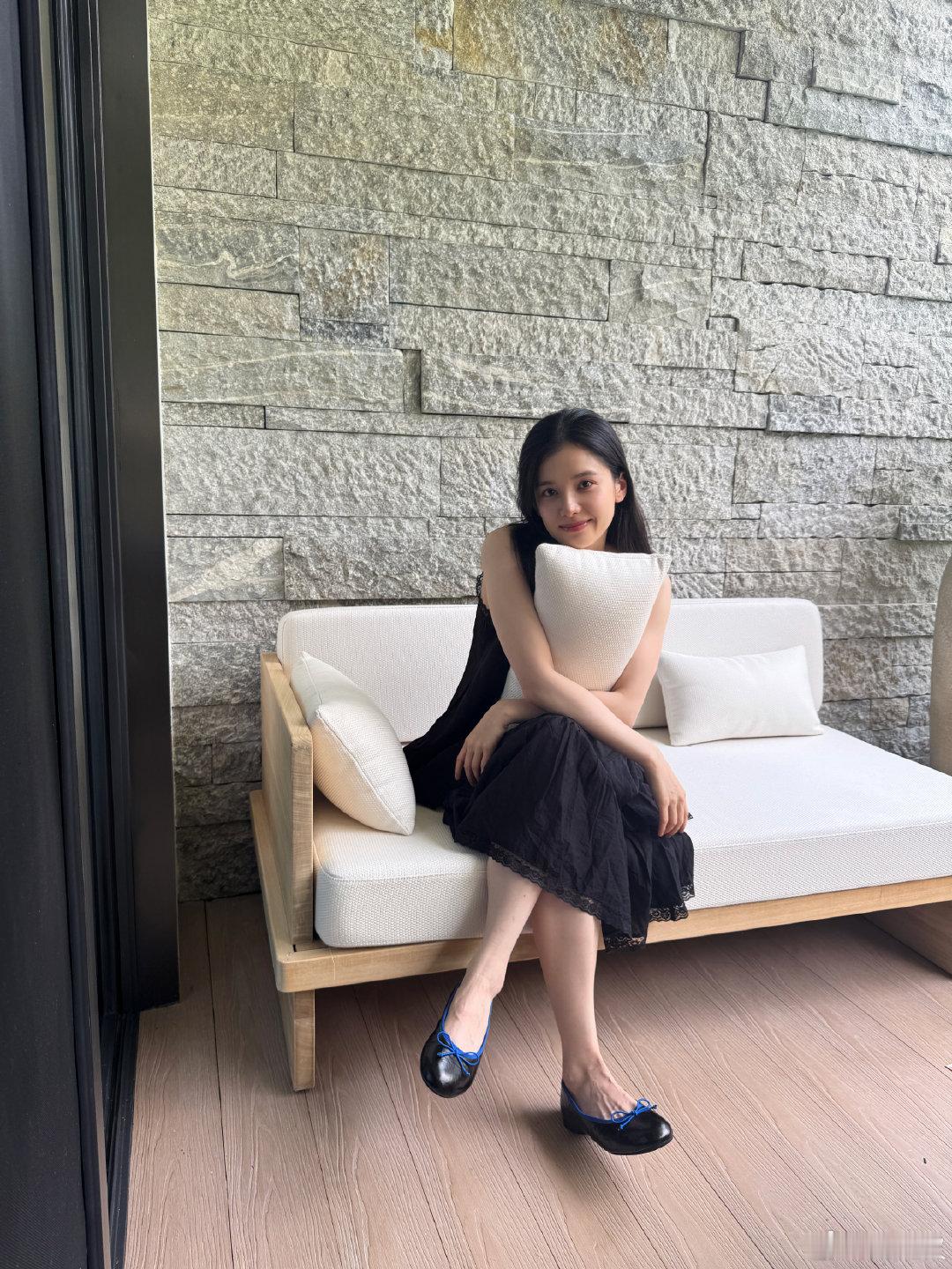 张婧仪[超话]张婧仪早中午好张婧仪素颜黑色吊带裙张婧仪晒出生活随拍，素颜搭配黑色