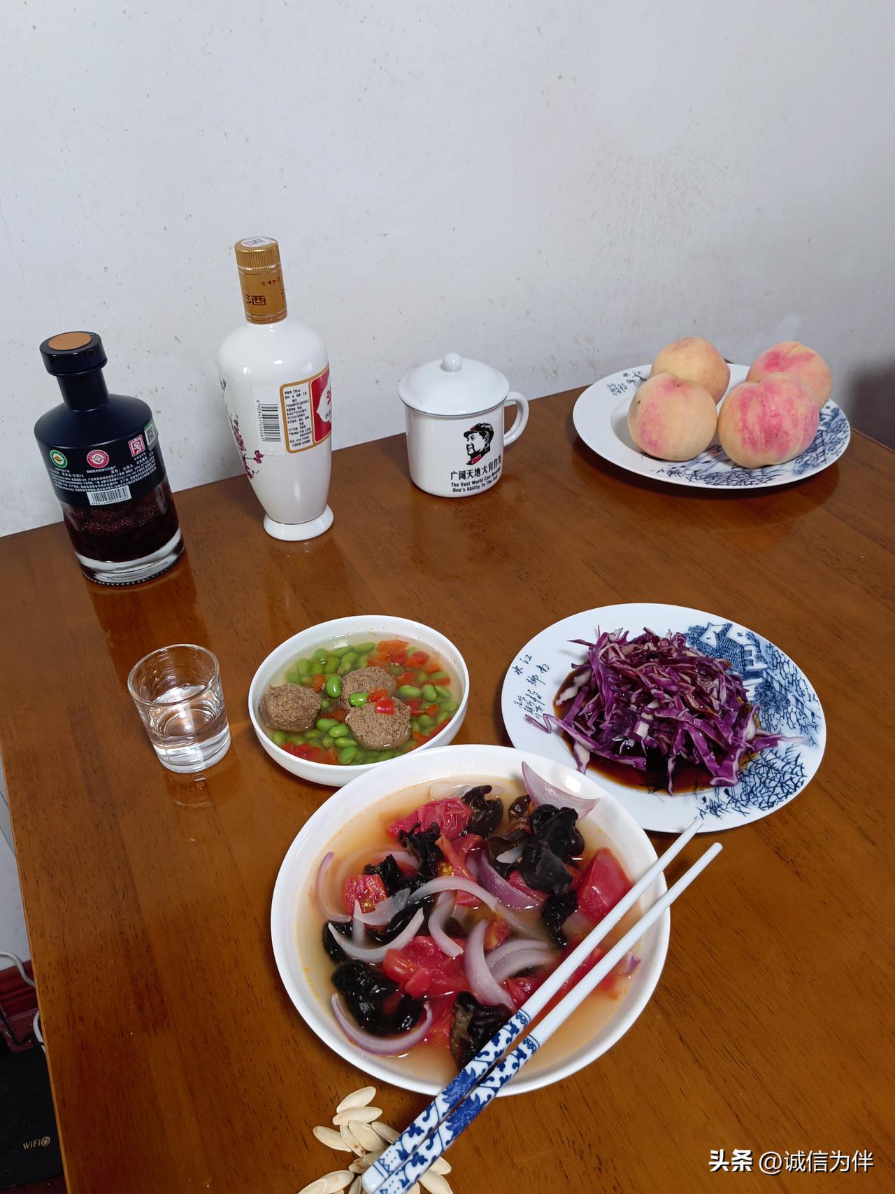 一个50多岁的男人自己养一狗二猫，还投喂两条流浪狗，下班回来，或者休息天，就看他