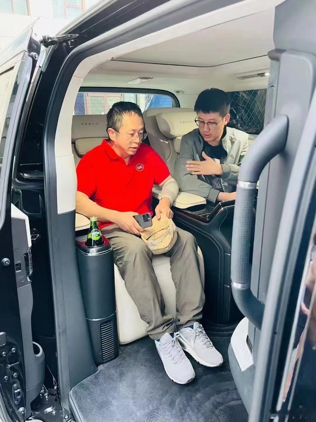 周老板最后选择了极氪009光辉版，作为老板如果要我挑一辆国产顶级MPV我也会选这