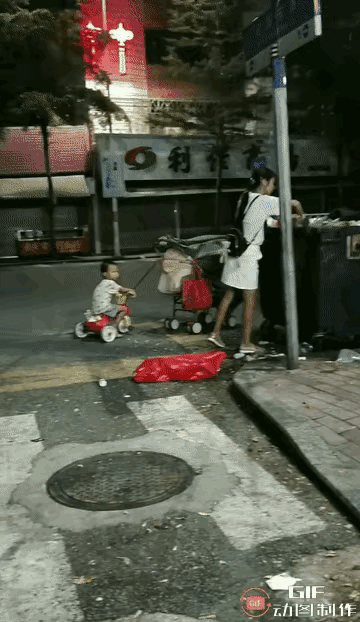 惊呆所有人：为母则刚！男子凌晨三点开车回家路上，遇到一个年轻女子带着不满三岁的儿