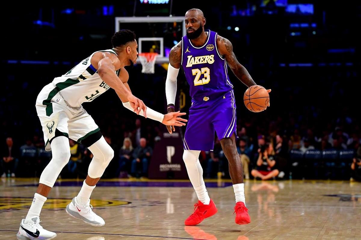 谈到招募詹姆斯，骑士和热火的区别，前NBA球星乔·约翰逊说了4句。
说是让老詹去