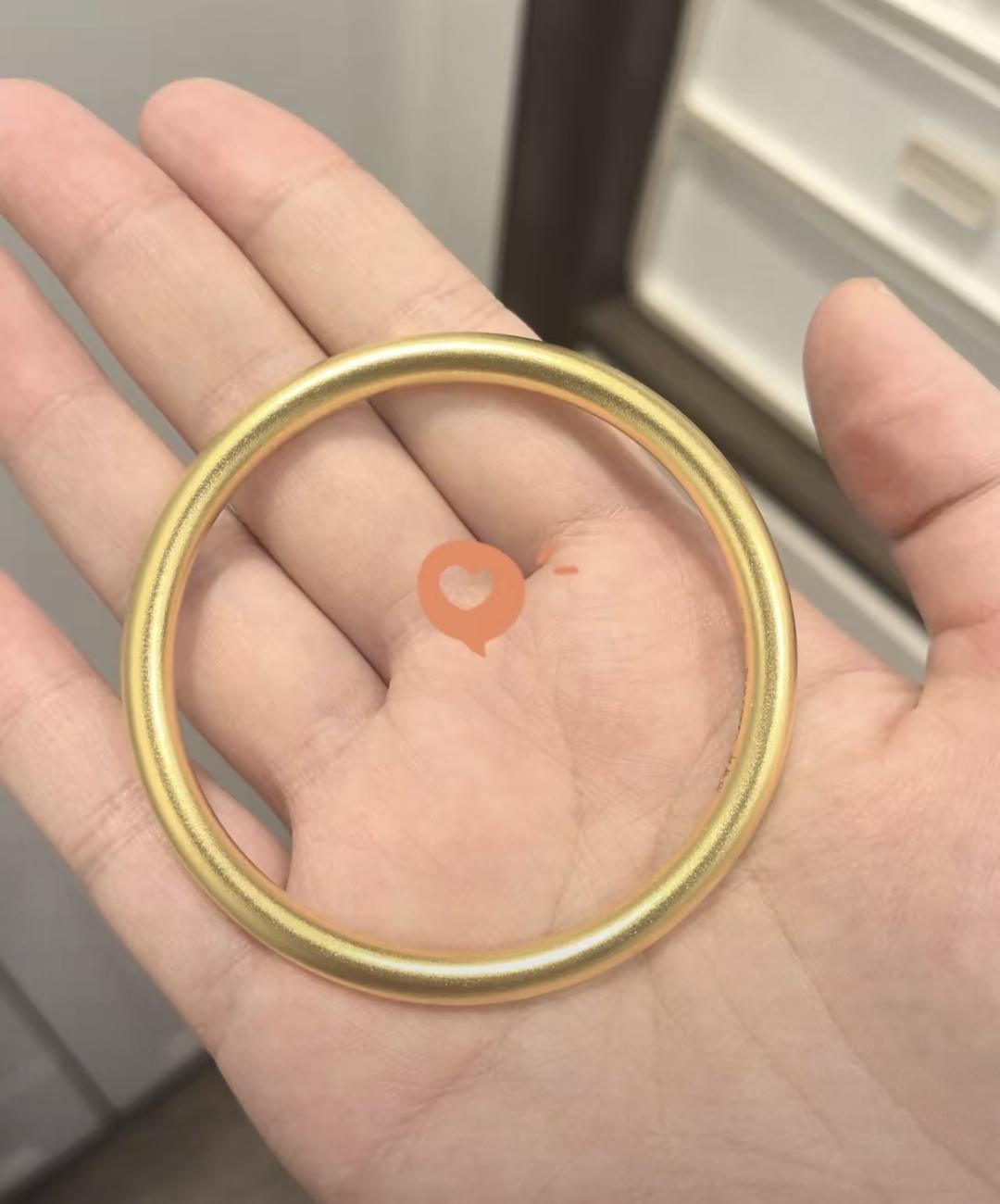 我翻了下4月22号到25号的金价，水贝批发价从1206掉到1033，品牌金店还硬