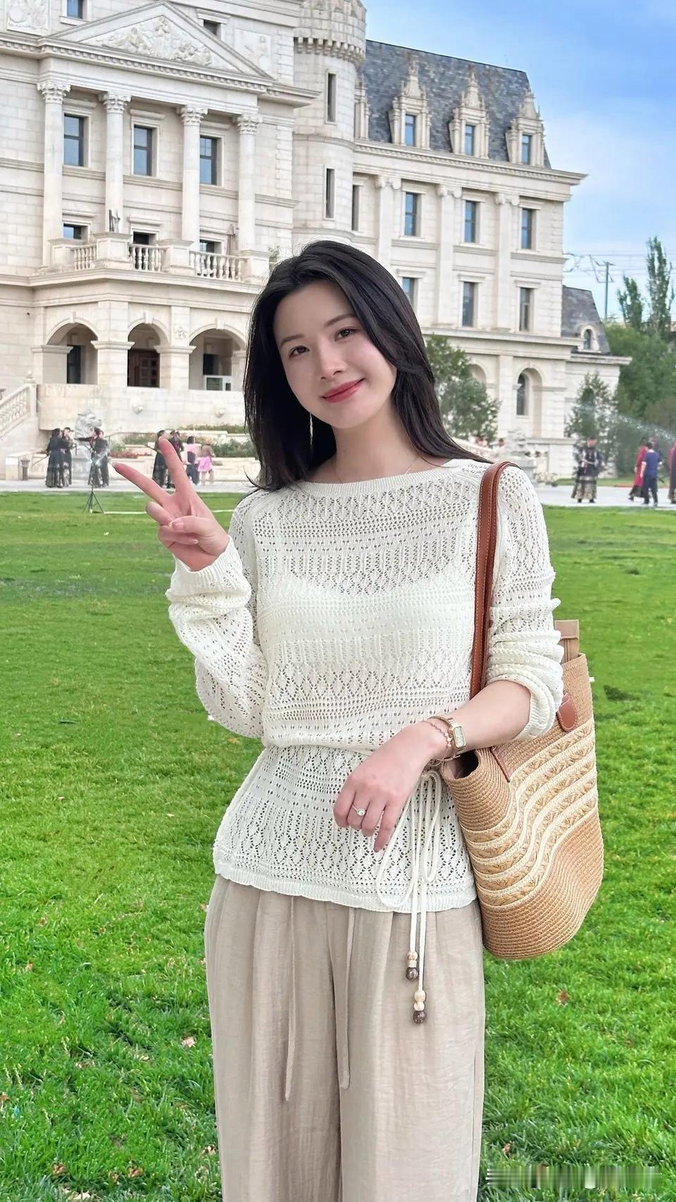 巴黎街头，那是浪漫与优雅完美碰撞的梦幻之地。就说法式小香风穿搭，简直是复古优雅的