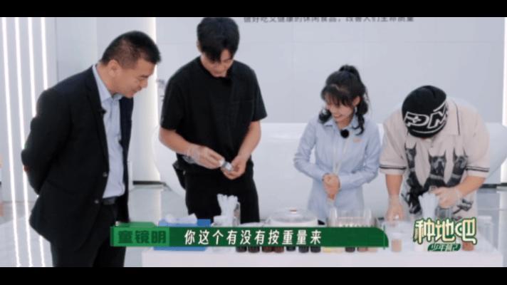 #鹭卓陈少熙调了个元素周期表# 鱼鱼在鹭卓陈少熙手里秒变生化武器了，这一手又一手