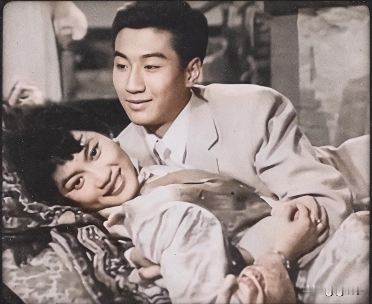 这是谢贤和亲大姐合作的一部电影《三妻奇案》剧照。
当年谢贤的大姐也是演员，艺名是