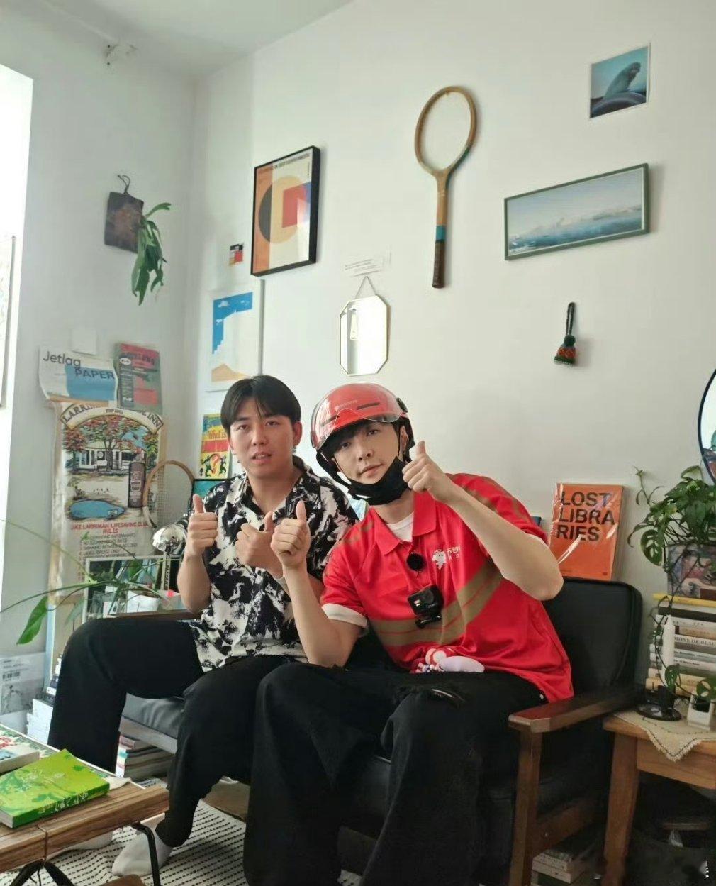 张艺兴[超话]这个外卖小哥长得好像张艺兴网友张艺兴去送京东外卖了，还是大城市机会