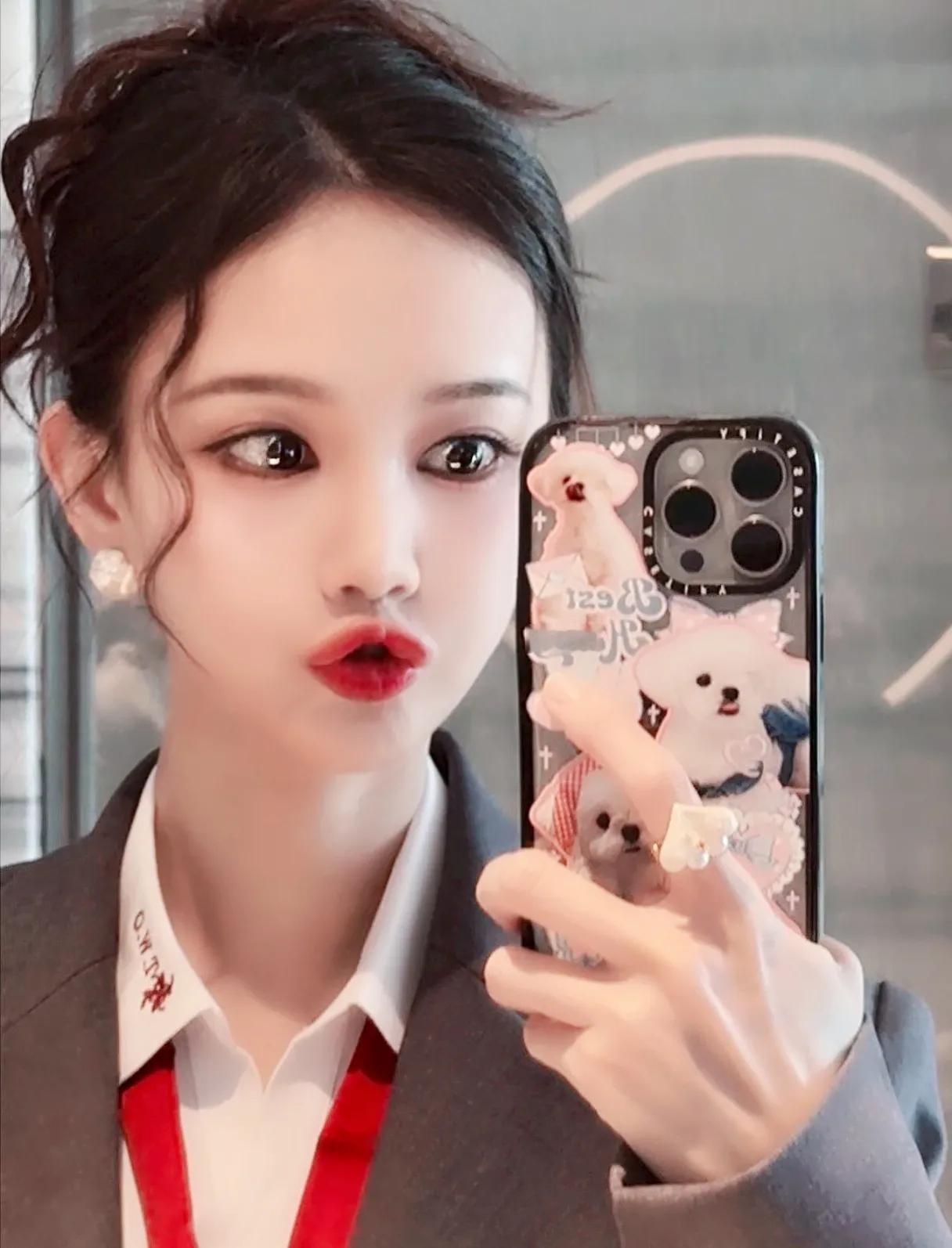 @李一桐 最新～硬菜 来啦[比心]
