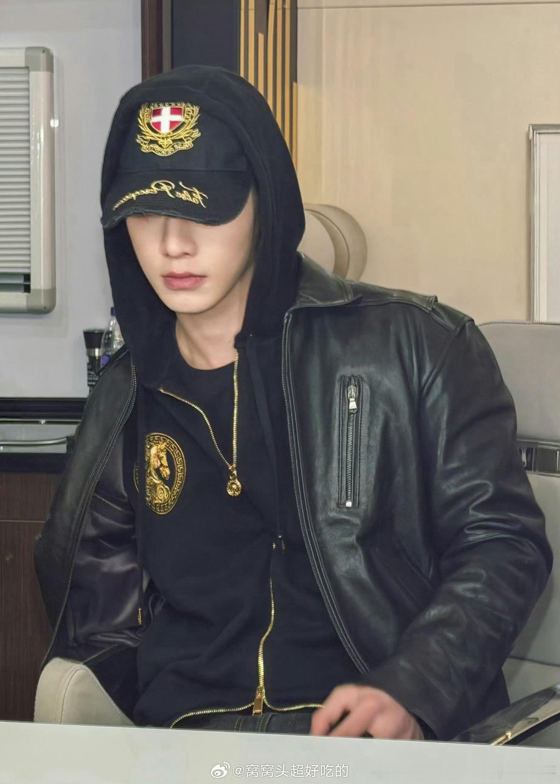 何与自己也觉得自己的屁股下巴不好看，都给p掉了