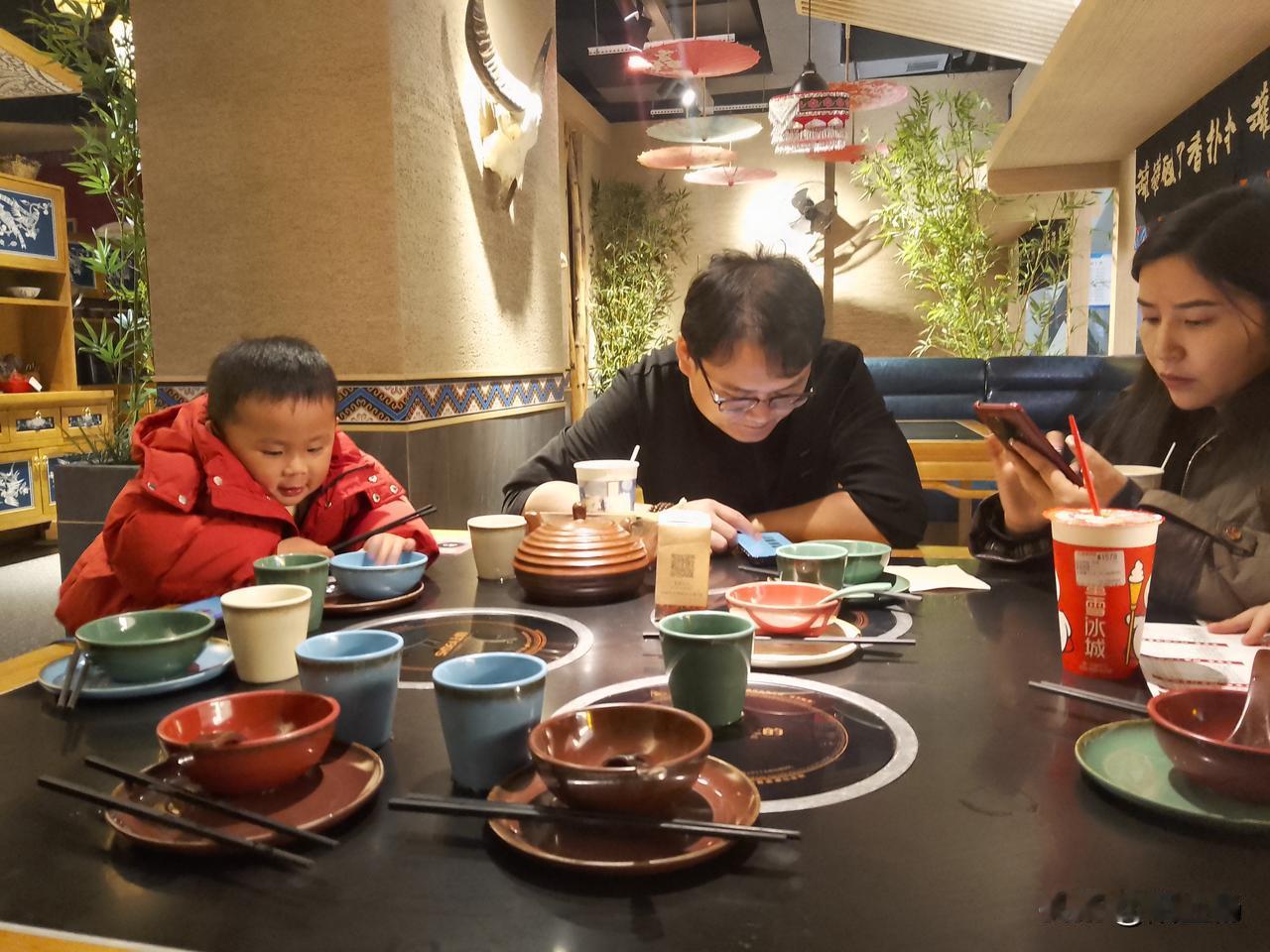 退休渐渐适应，人生渐渐明白！

拍净粉笔灰，绕着小孙转，我已整整一年！
角色我完