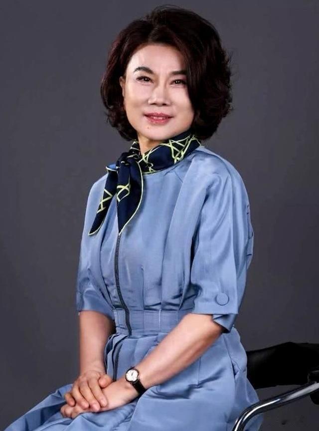 很多人看到这条新闻第一反应是："董明珠又放狠话了。"但你仔细品——一个72岁的女