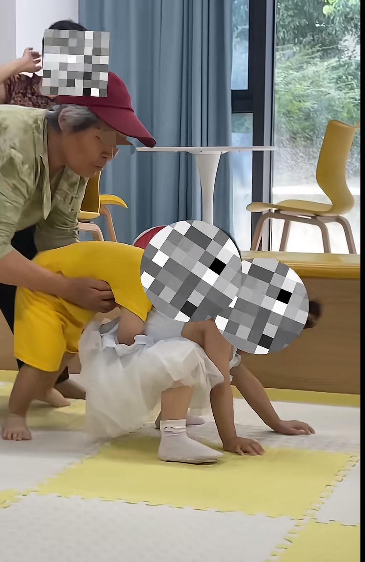 “坏种从小就坏！”有女儿的看到这一幕，都会气的血越往上涌！游乐场里，一个男孩紧紧