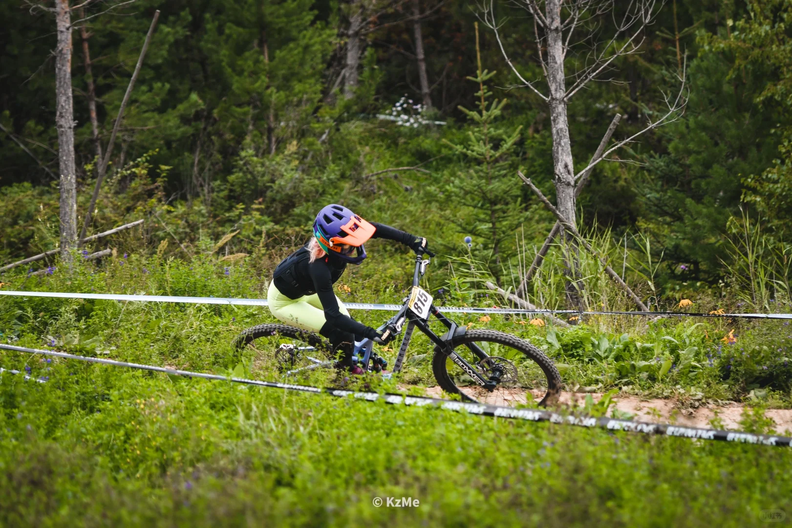 穿的鲜艳点呢有个好处…..