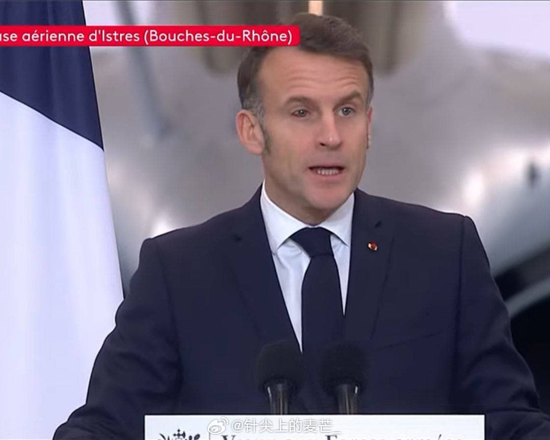 “可怜的马卡龙”——网友们猜测马克龙又被妻子打了。他在军方讲话时，眼睛明显红肿。