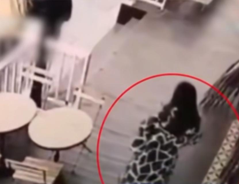 女子用餐之后走出餐厅，她全程都在看着手机，走到门口台阶时不慎滑倒，造成腰椎骨折，