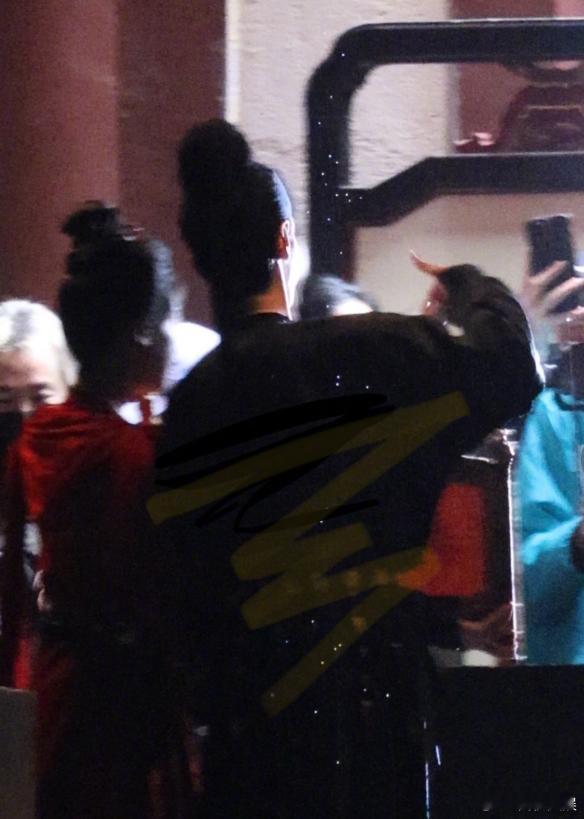 吴谨言陈哲远用背对背造型记录杀青瞬间，低调画面藏着深意，为共同的创作经历画上圆满