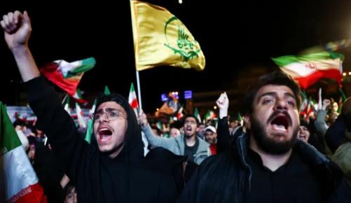 就在刚刚，伊朗首都爆发庆祝活动，民众振臂欢呼。

在美国总统特朗普今天接受了伊朗