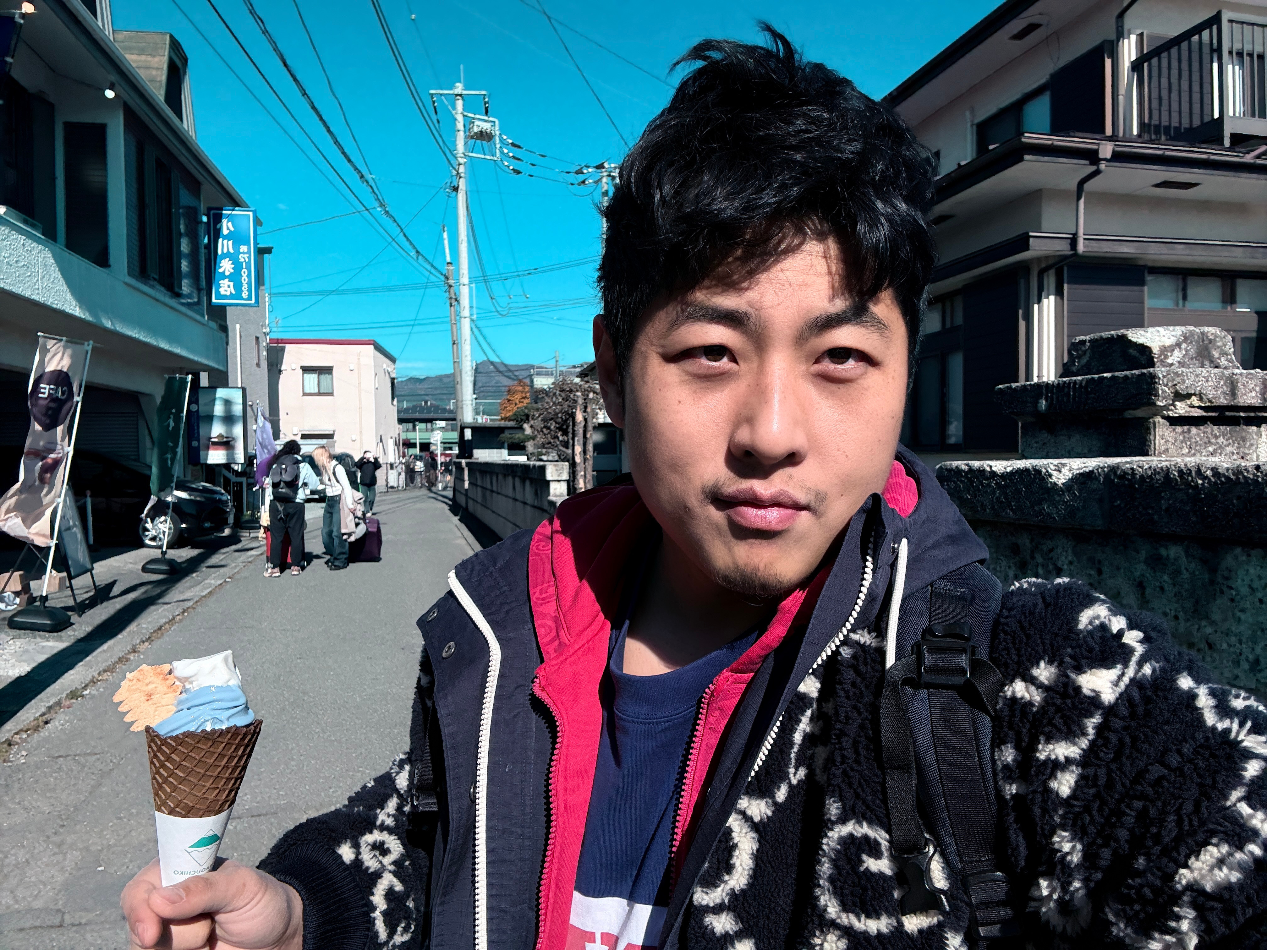 甜筒，是冰的，没热量，可以吃 