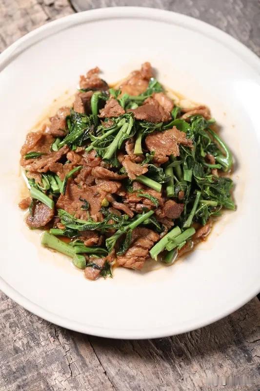 亲戚老是问我，为什么在家炒肉总是又干又硬，一点不水嫩？[赞]
今天就分享我们厨师