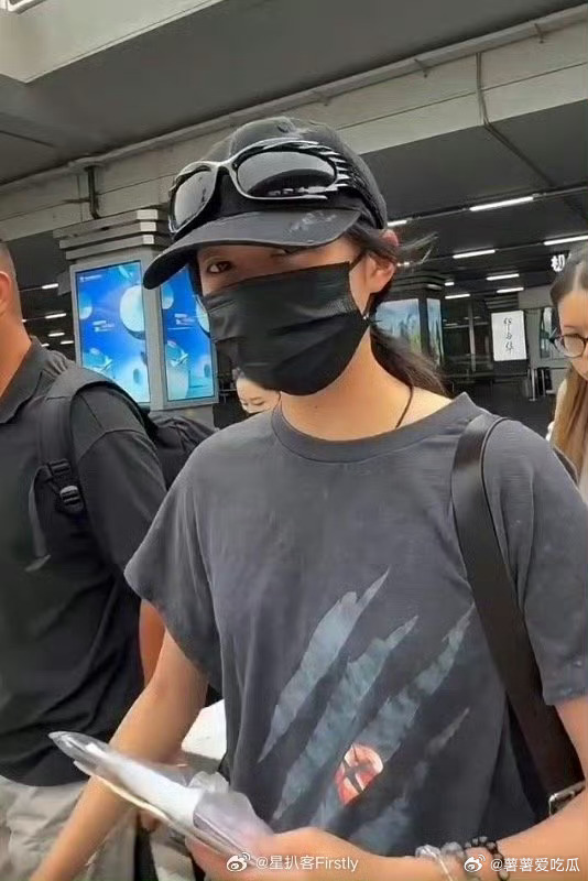关晓彤晒黑了晒没晒黑不太清楚，但是哪怕戴着口罩也感觉状态非常好[憧憬] ​​​
