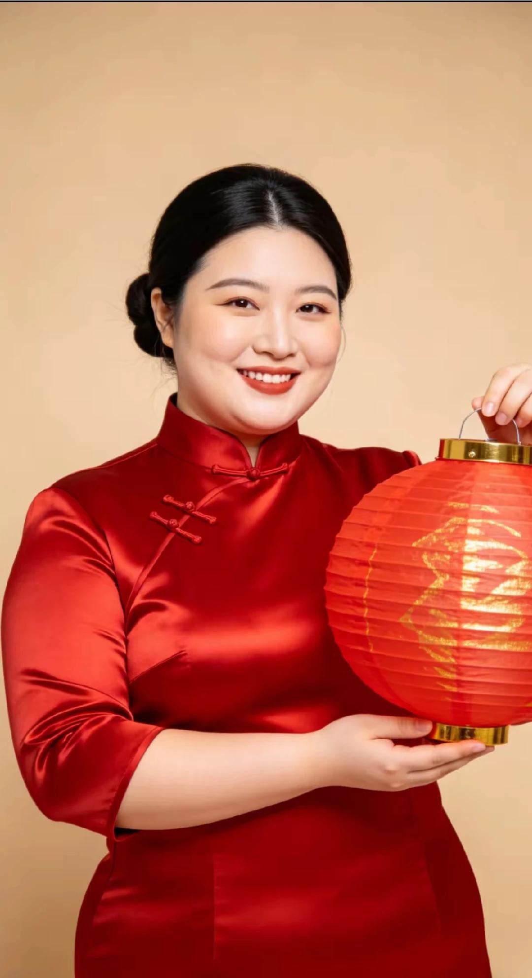 红红火火过小年，
一身红装更娇艳。
大红灯笼高高挂，
欢庆佳节尽开颜。