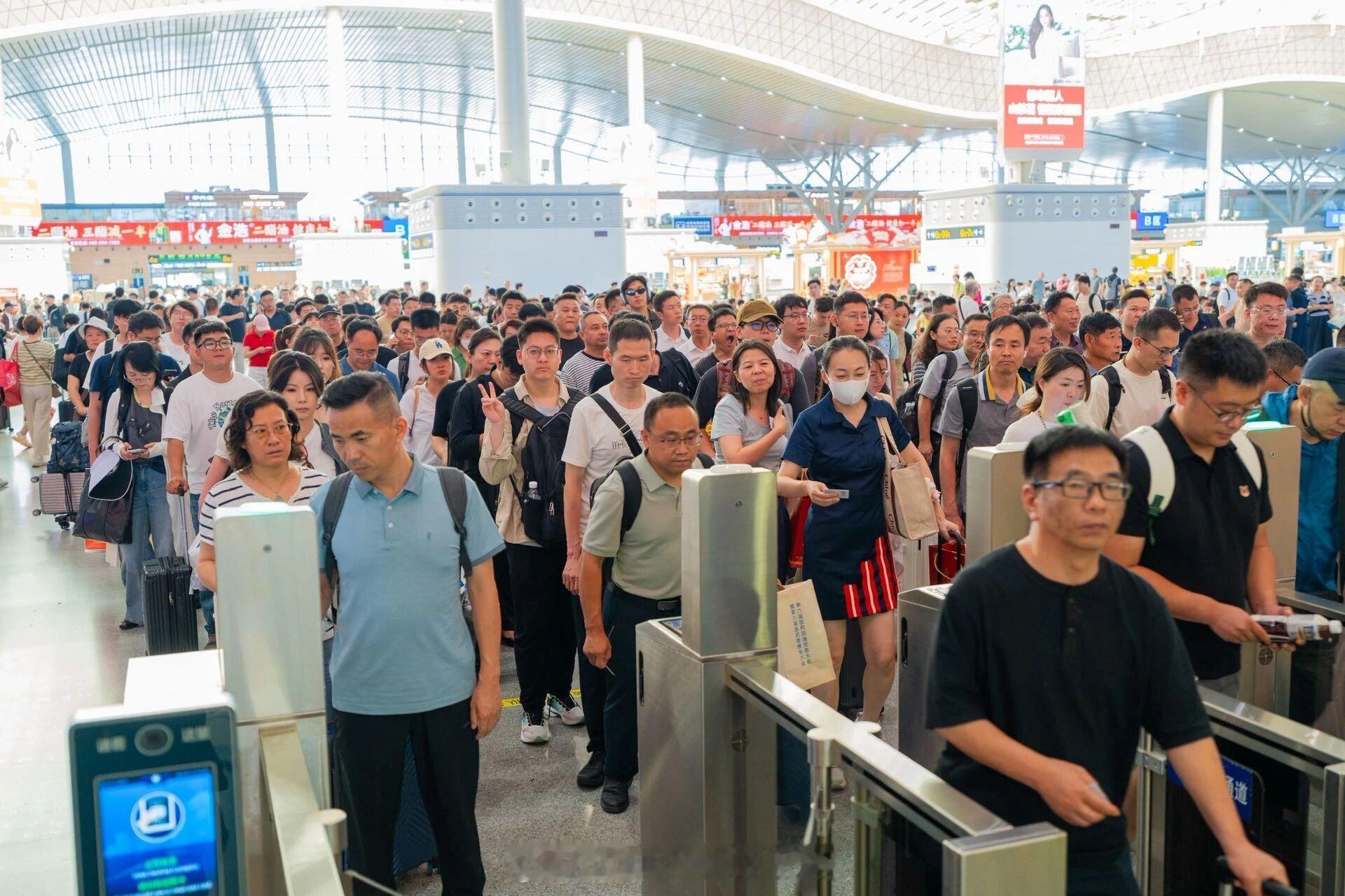 暑运铁路【暑运开启！国铁广州局预计发送旅客1.34亿人次】火热的7月来临，铁路人