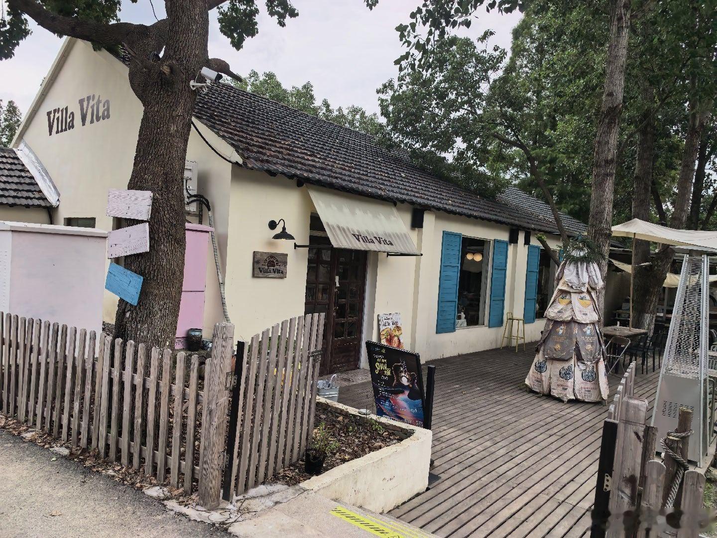 出差中途还有点时间，路过网红窑烤面包店，喝杯咖啡。 嘉兴·Villa Vita窑