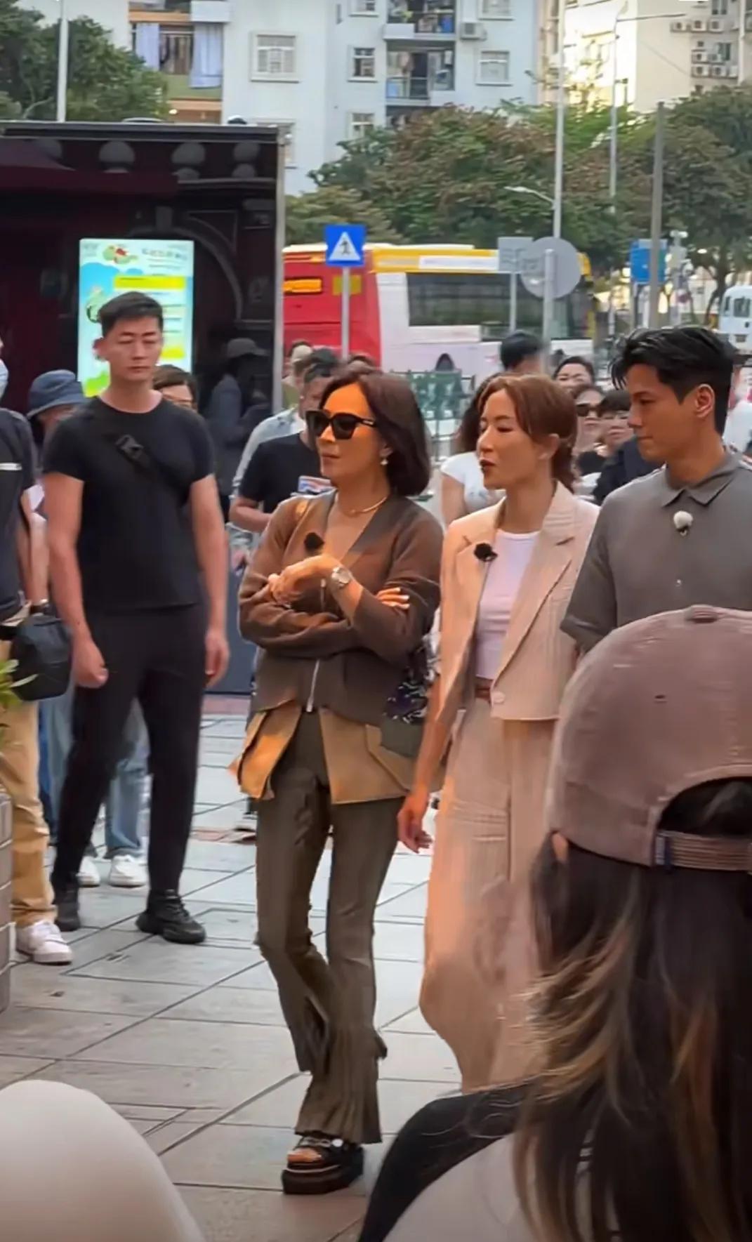 澳门官也街偶遇刘嘉玲和杨怡夫妇，刘嘉玲的状态居然比杨怡还好！很有松弛感！刘嘉玲才