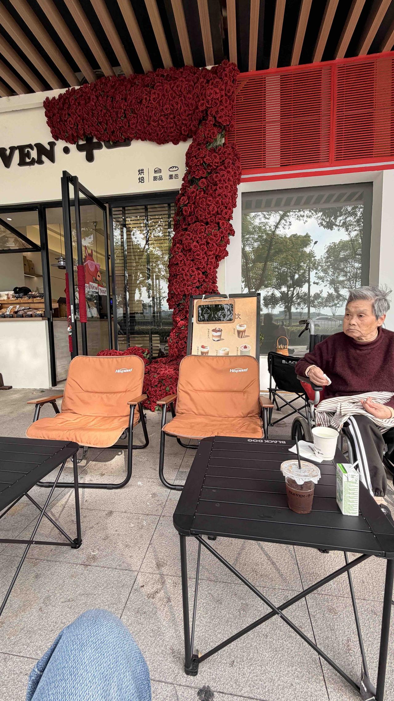 今天带92岁的老妈出门“探店”啦！
她坐轮椅，支个小桌子，
她喝温牛奶，我喝冰咖