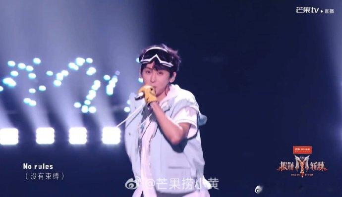 唐九洲披哥版糖果超甜整场表演轻松又治愈，有唐九洲在，舞台多了不少欢乐气息。唐九洲