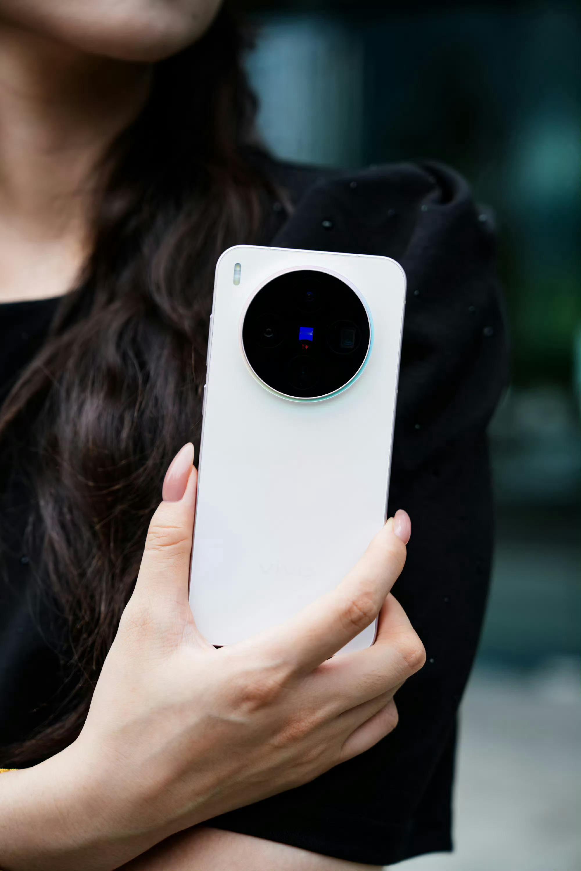 手机圈为什么喜欢对标友商友商是友商，不过竞争也是真竞争。虽然国内手机市场很大，但